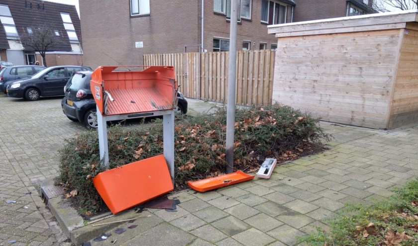 Opgeblazen brievenbus op de hoek van de Lijster en de Vogelvliet