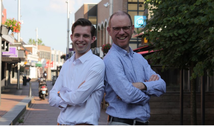 Florian Pronk en Sebastiaan van Mill presenteren het Exxact Jongerencafé.