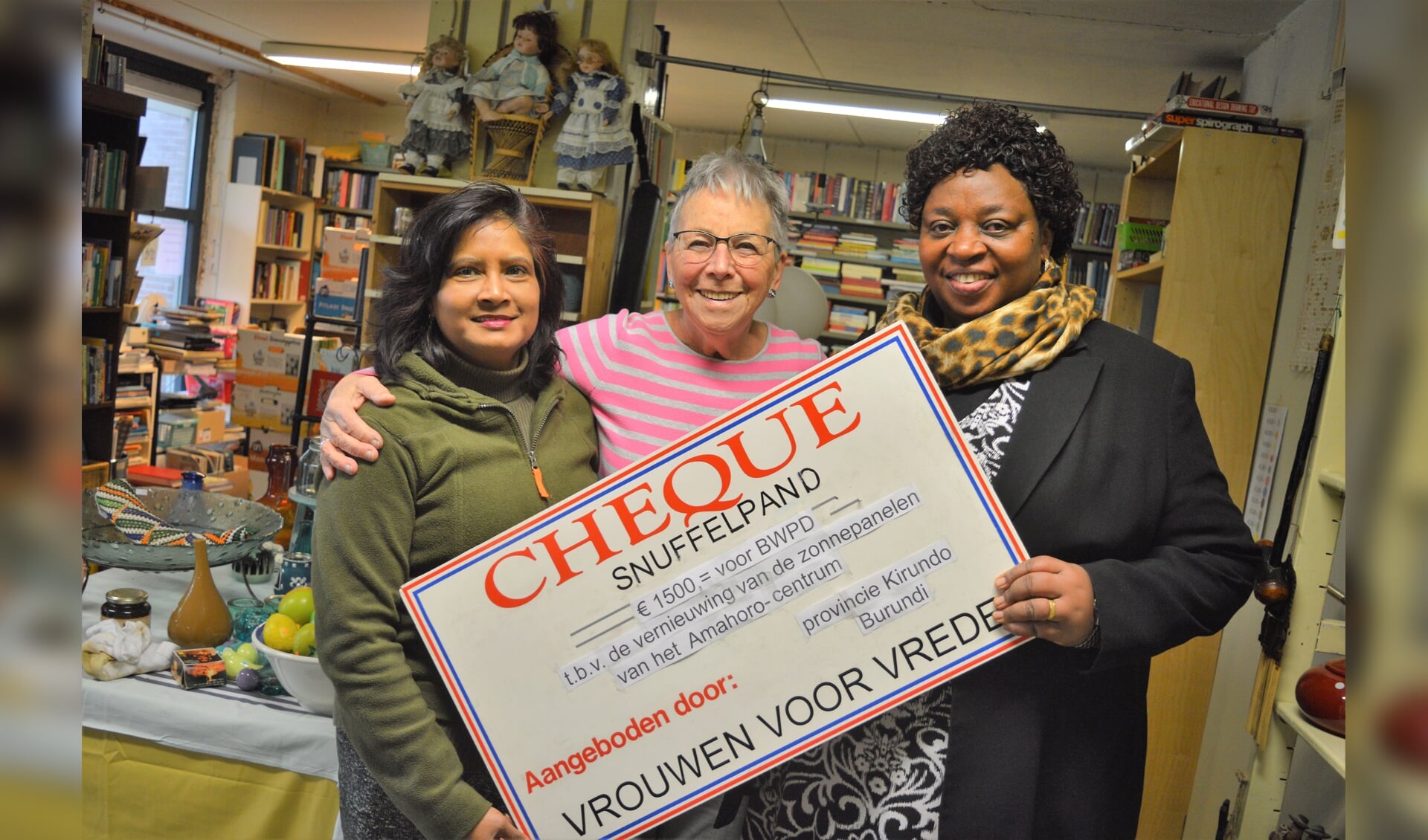 Stephanie Mbenandone (rechts) ontving de cheque in het Snuffelpand