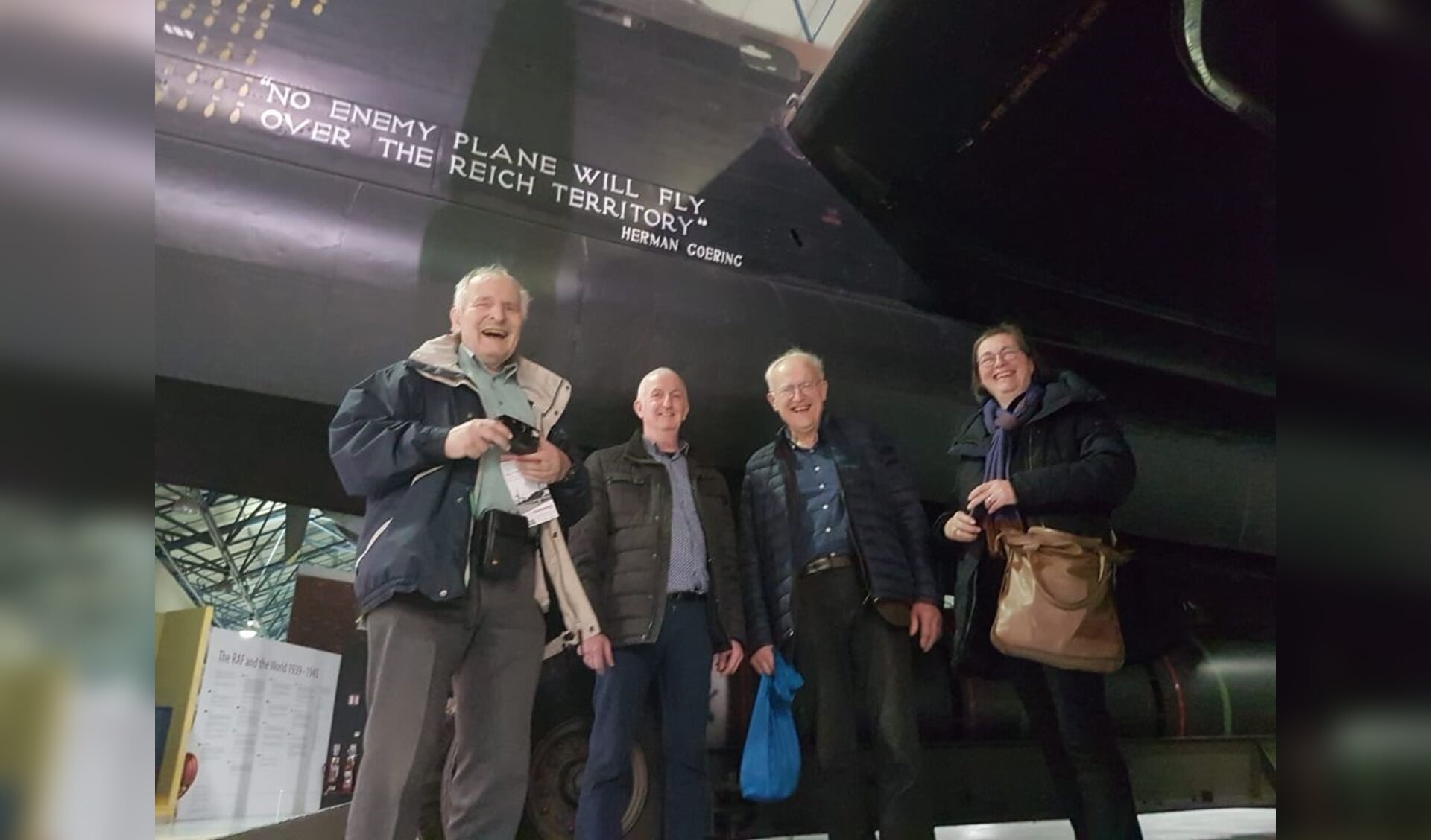 De museumdelegatie bij een Lancaster in Londen