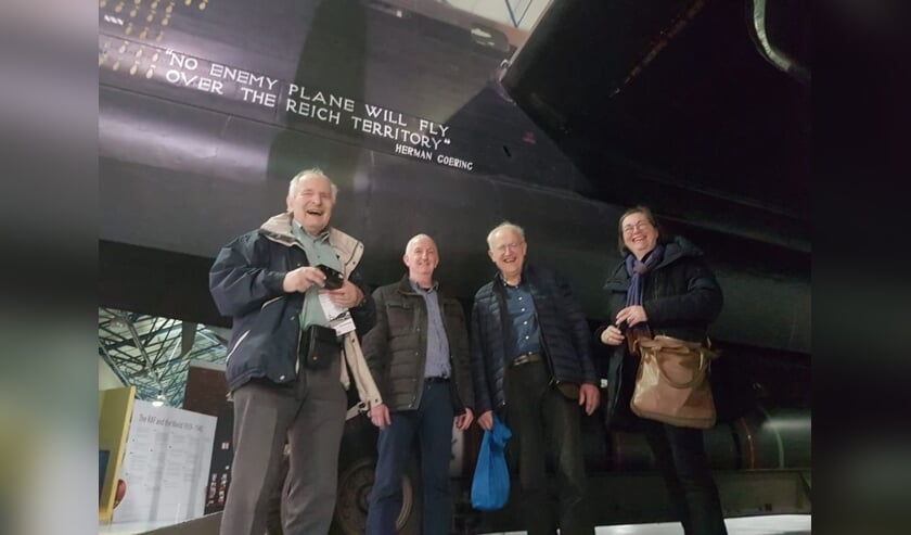 De museumdelegatie bij een Lancaster in Londen