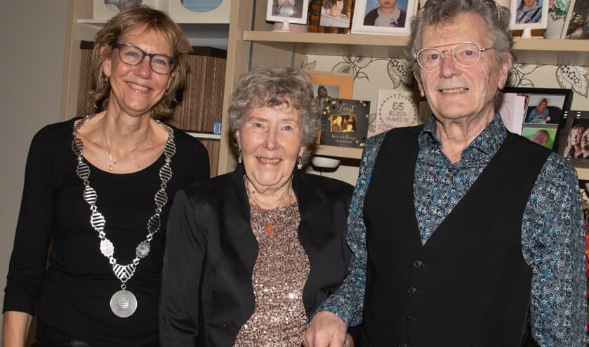 Het briljanten bruidspaar met burgemeester Jolande de Witte.
