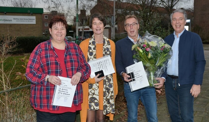 Hans Magito overhandigde zilveren microfoons aan Roelie ’t Jong, Marieke van Beuzekom, Hans Muntz