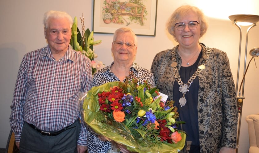 Bloemen voor het echtpaar Roos-van der Ham