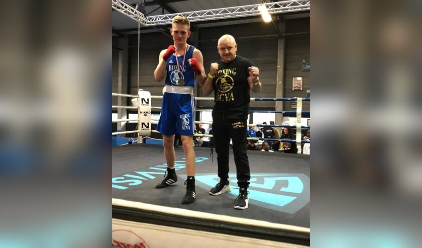 Cas (links) met zijn trainer Chris.