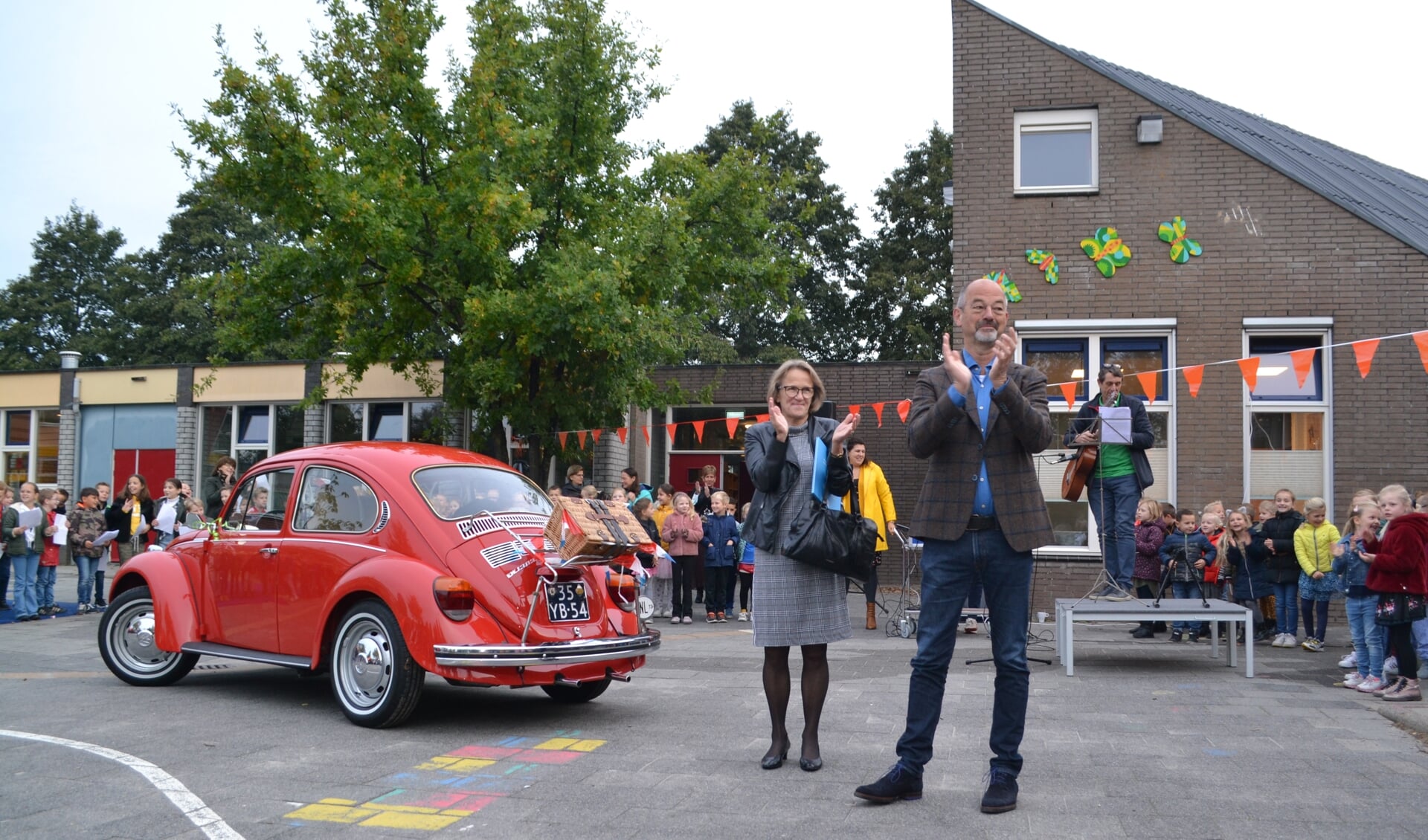 Meester Maarten wordt toegezongen op het schoolplein.