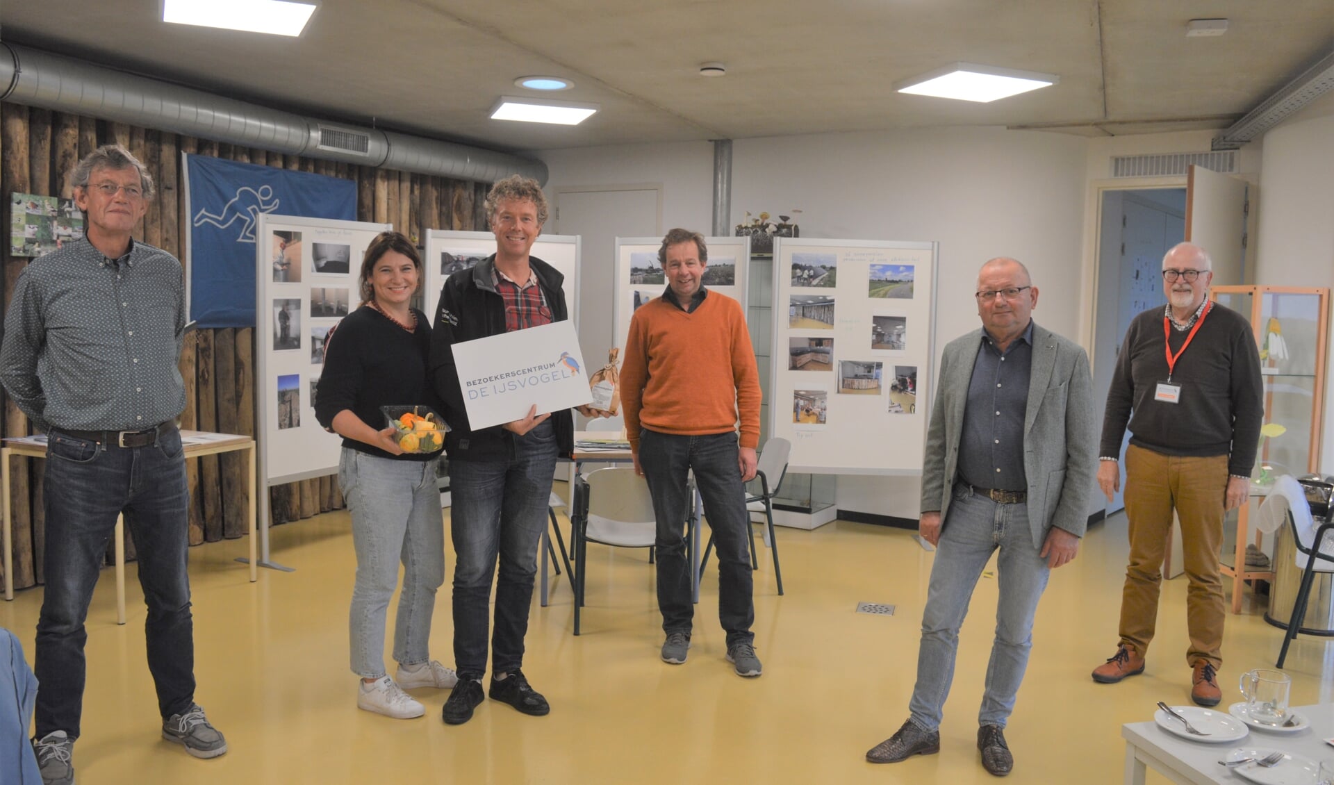 Berend Groeneveld en zijn partner werden in het bezoekerscentrum ontvangen door het bestuur, v.l.n.r. Nico Noorlander, Jozef Hurenkamp, Jaap Heester en Louis van Wijhe.