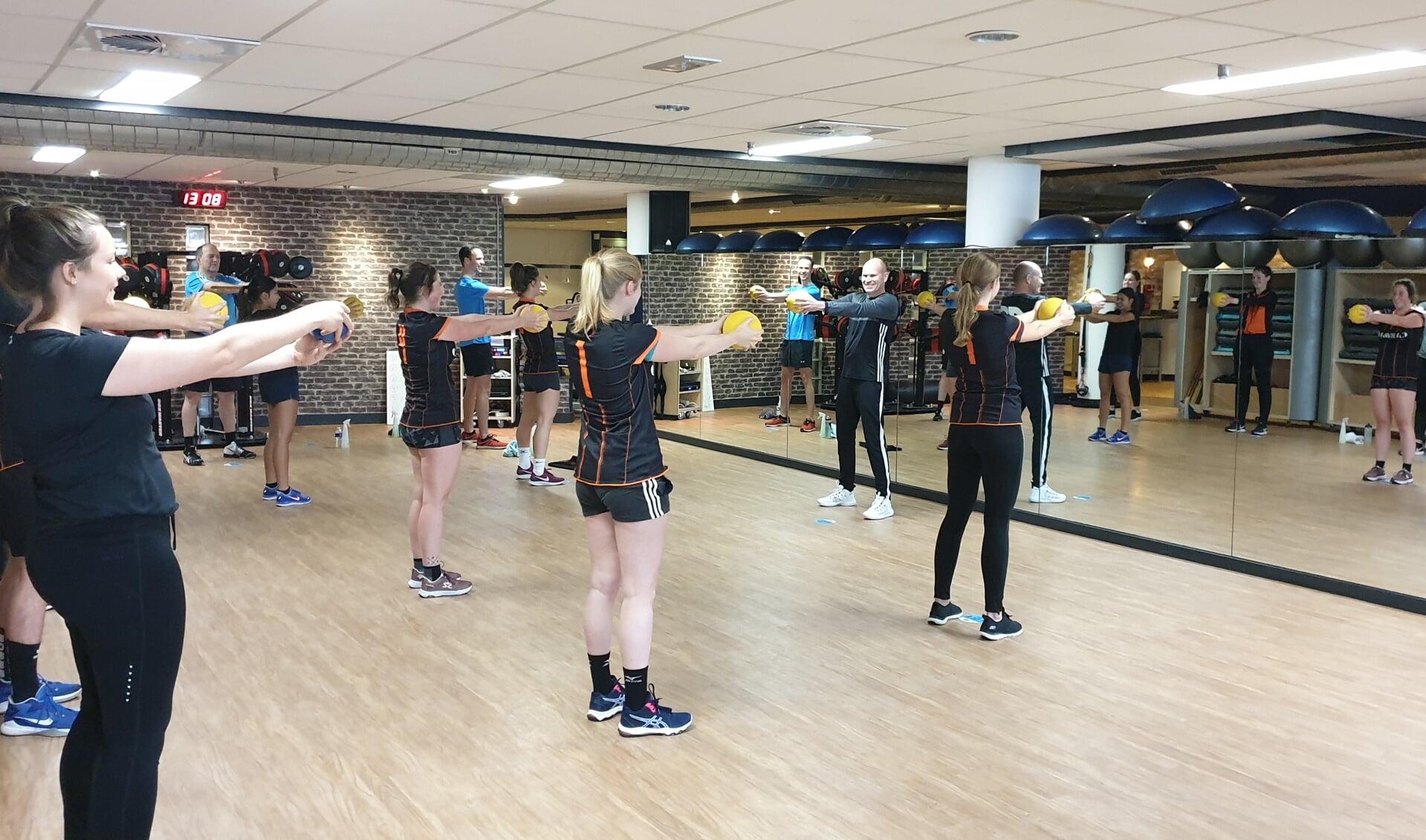 Leden van Vitesse in de sportschool.