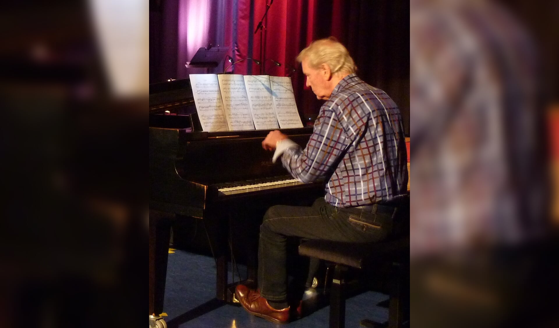  Bernard Zwueste, al veertig jaar pianodocent in Barendrecht, in actie tijdens het Docentenconcert in De Baerne (foto Ingrid Elderson) 