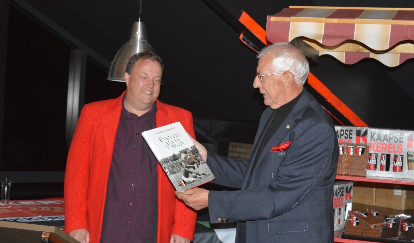 Gerard Hagendijk ontving het eerste exemplaar uit handen van William Rijsdijk, de voorzitter van het jubileumcomité