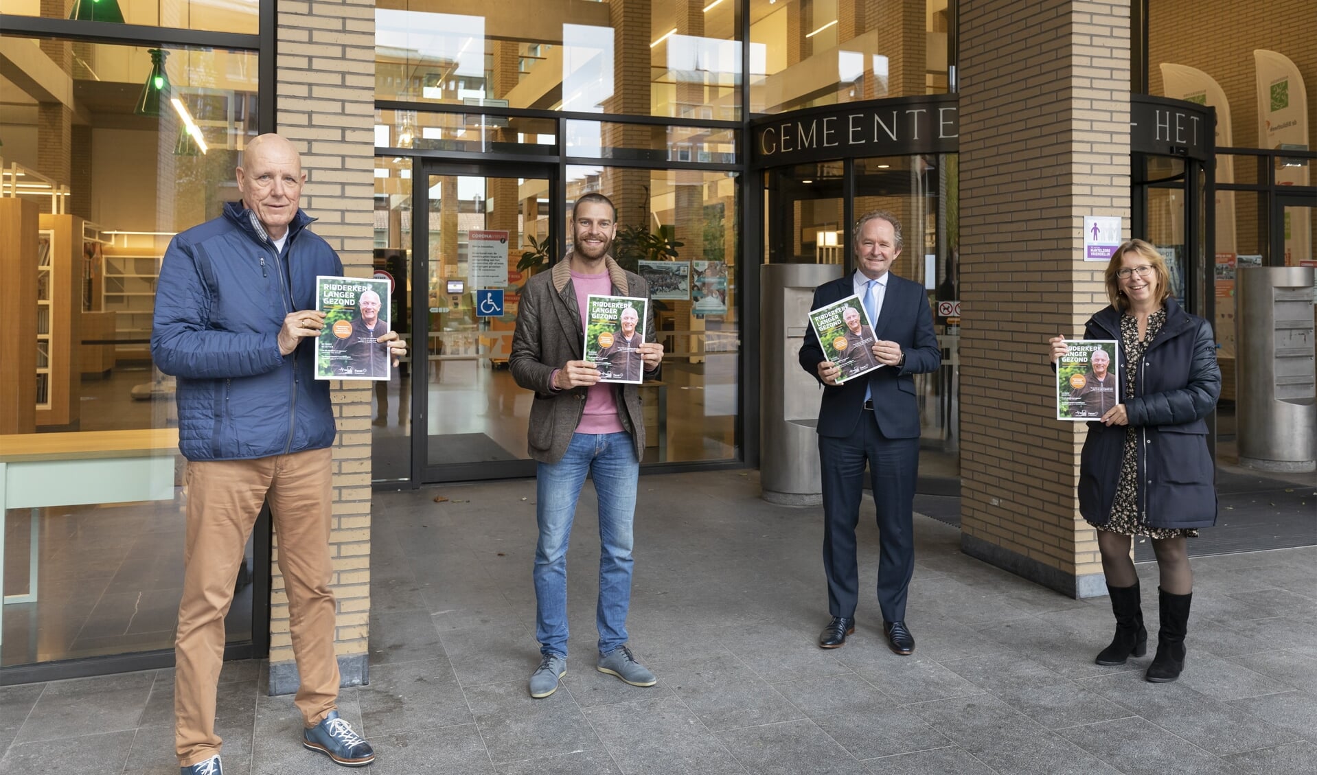 De eerste magazines zijn uitgereikt aan ambassadeur Jan Jansen en wethouder Marten Japenga