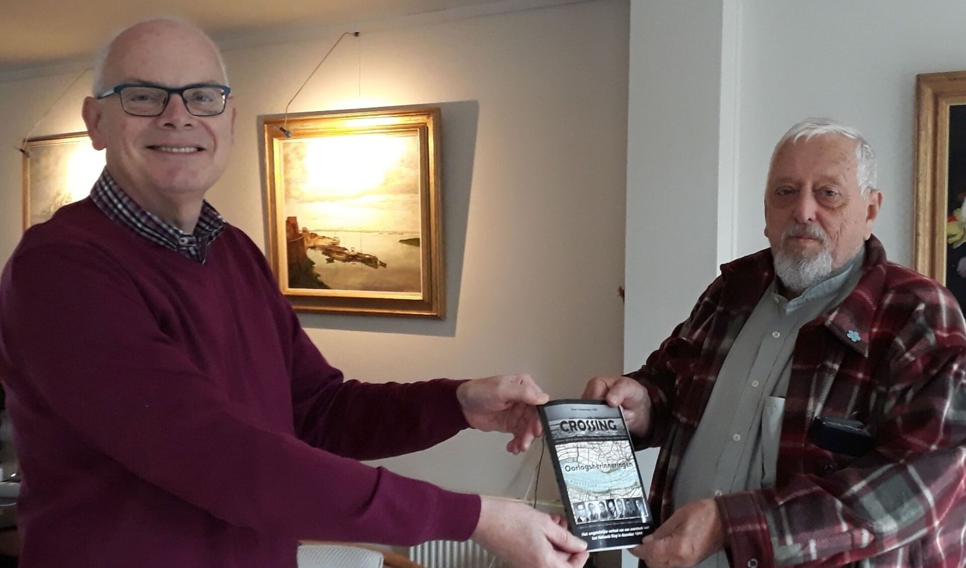 Burgemeester Jan van Belzen neemt het boek van Hans Onderwater in ontvangst. 