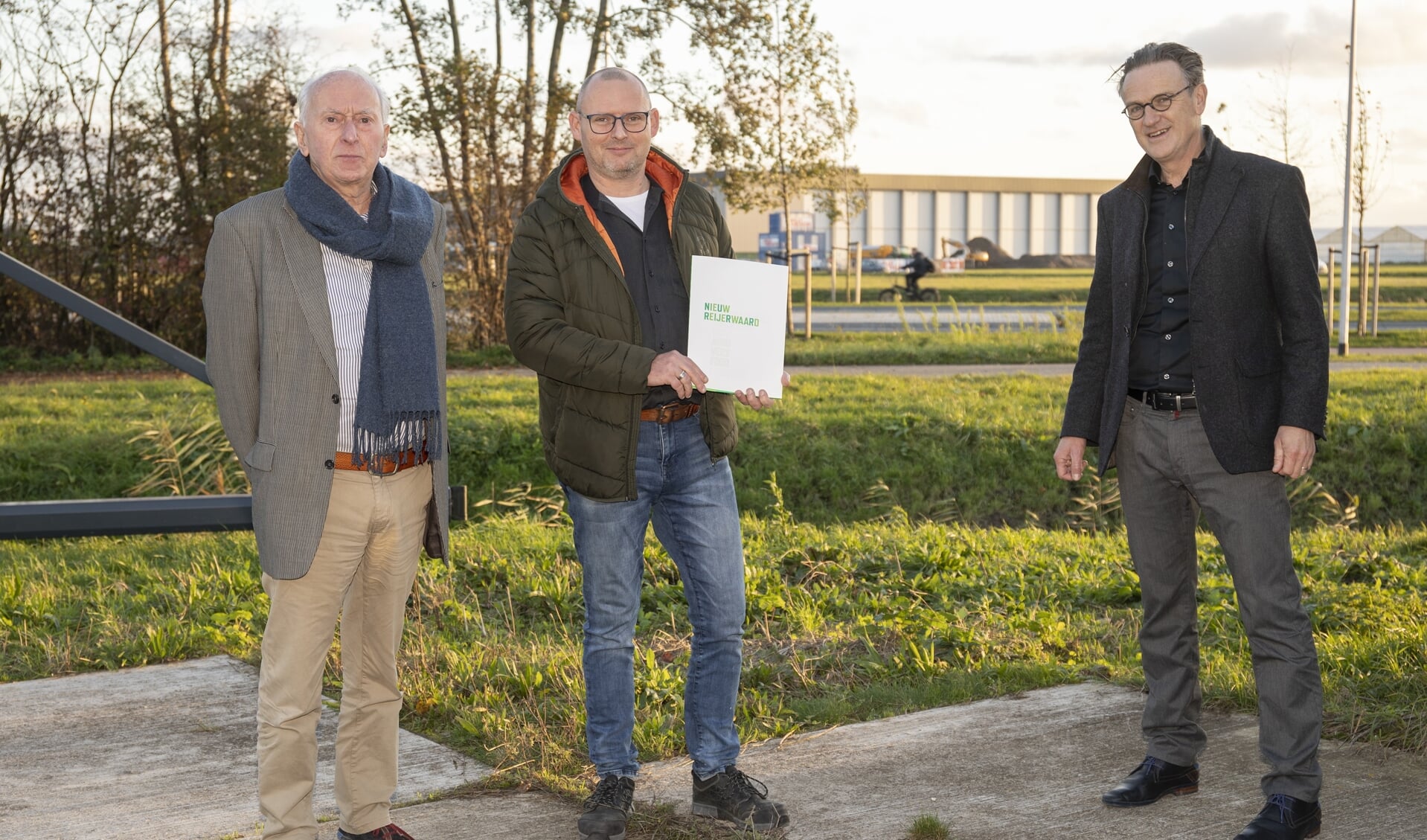  Van links naar rechts: A.F.L. Barendrecht, oprichter van het bedrijf; E. Barendrecht, algemeen directeur van AFL Barendrecht; Gert-Jan Metselaar, directeur van de Gemeenschappelijke Regeling Nieuw Reijerwaard (GRNR). 