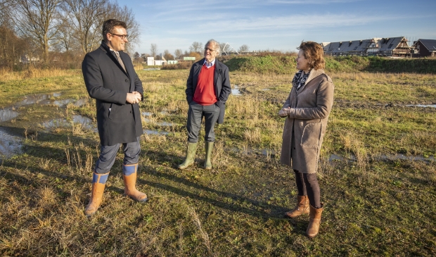 <p pstyle="Platte tekst">Wethouder Oosterwijk (l) bekijkt de toekomstige bouwlocatie.</p>