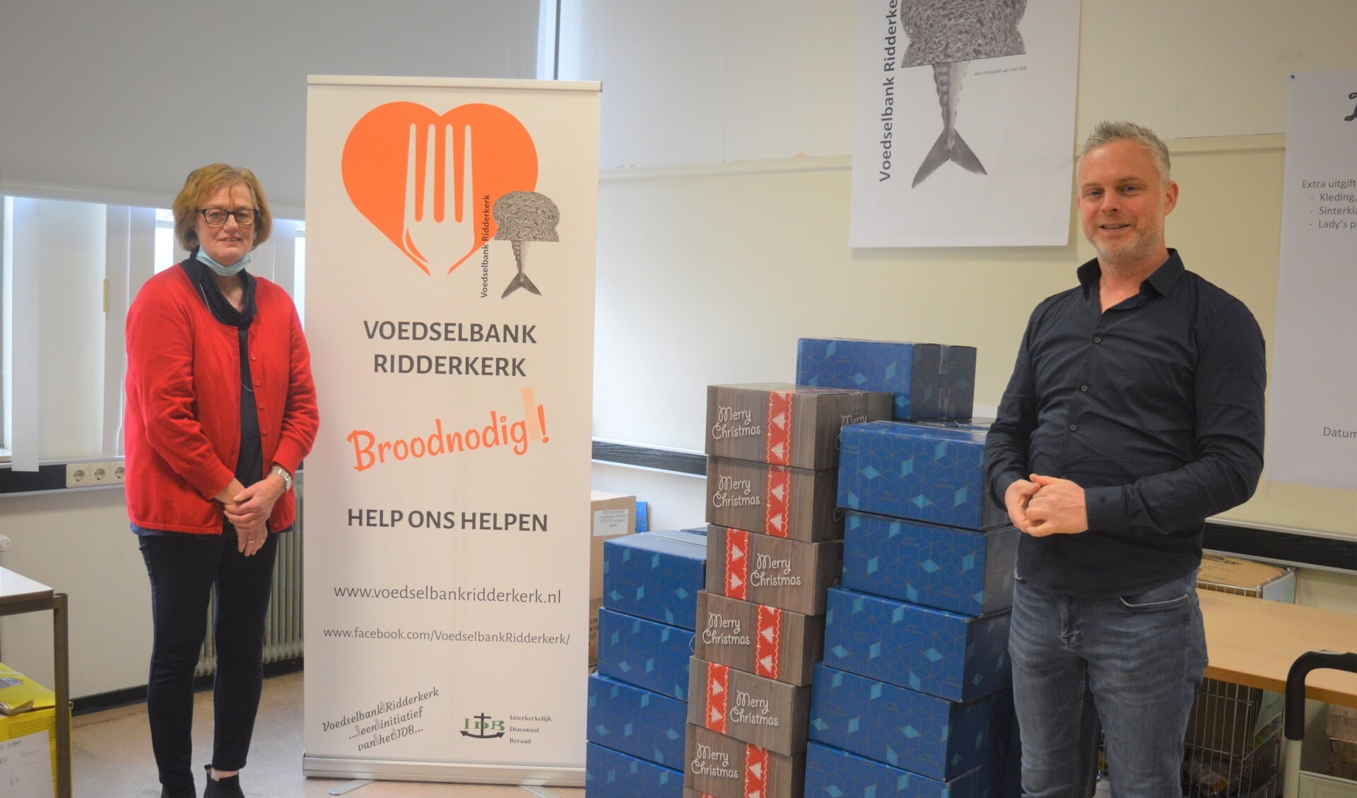 Directeur Jan Willem Schutter droeg de pakketten over aan Wilma Bracké van de Voedselbank