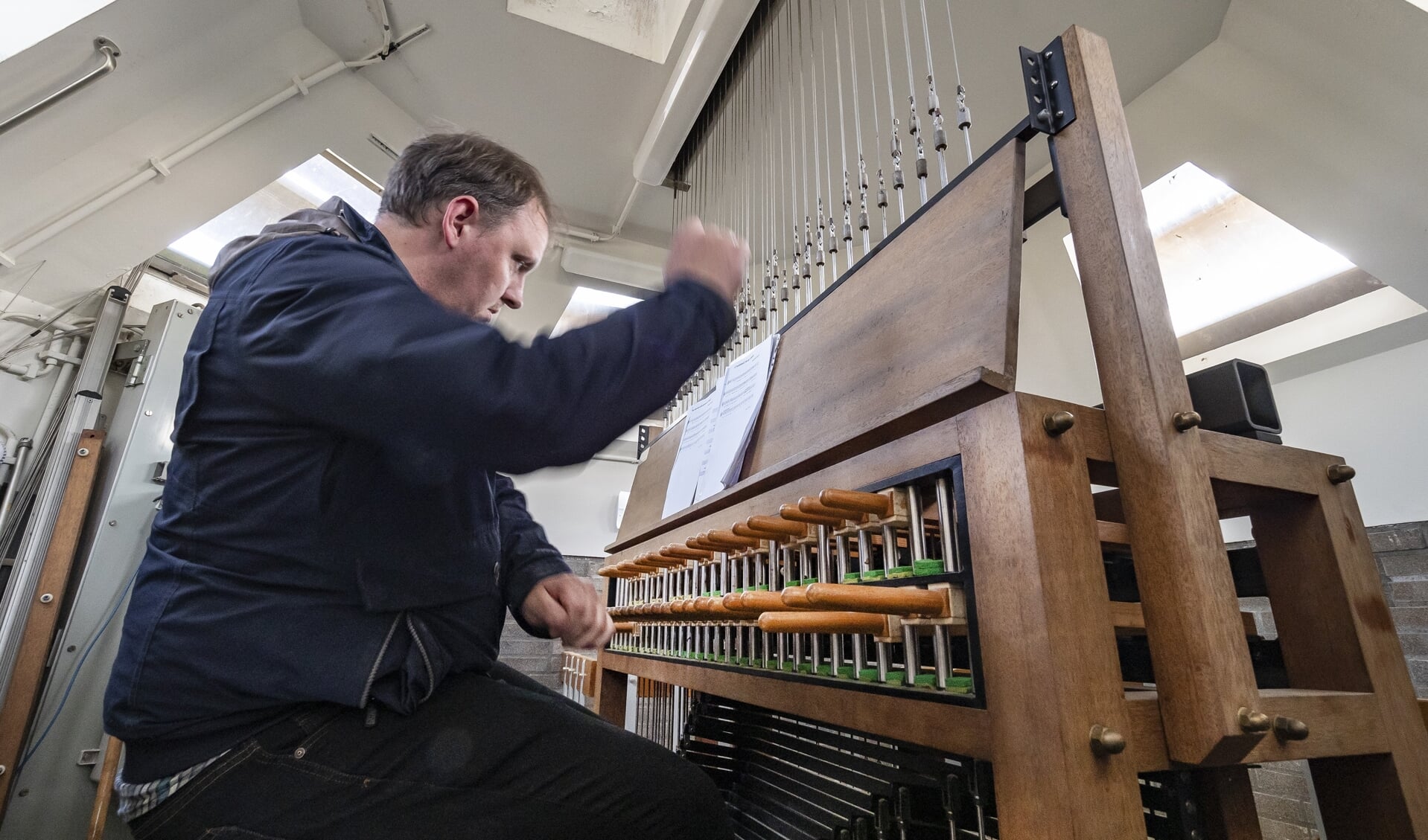 Beiaardier Rien Donkersloot laat bij het begin van 2021 het Ridderkerkse carillon horen