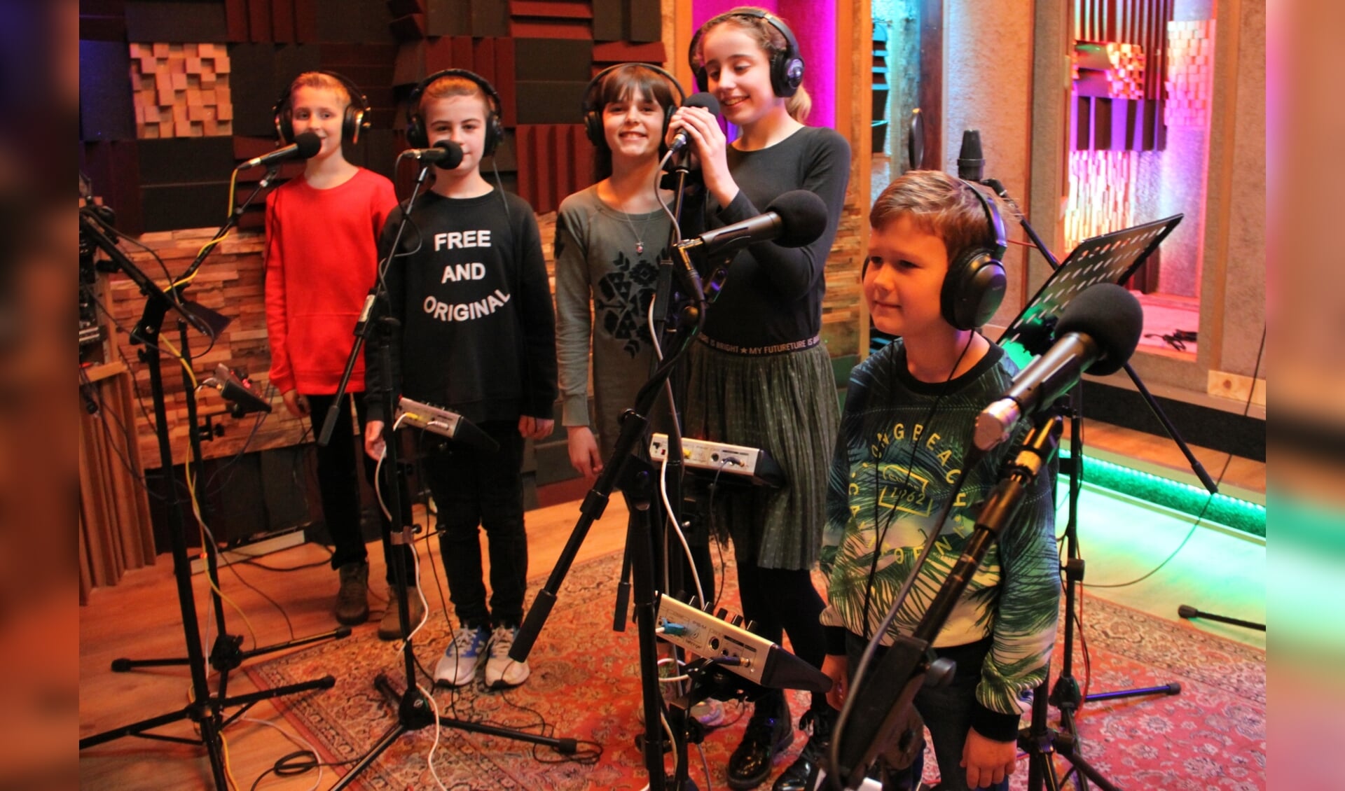 Rieks, Sacha, Lisa, Annelyn en Sander (v.l.n.r.), een deel van de cast van Passion4kids 2020, aan de slag in de studio van de Popcentrale.