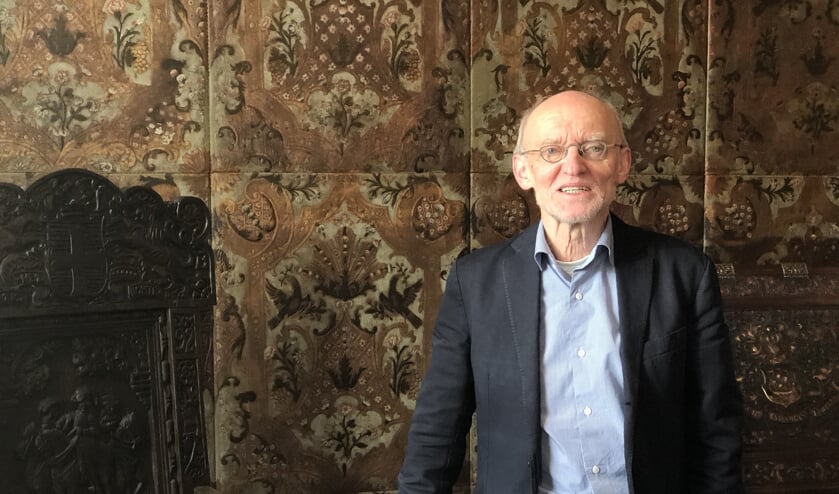 Aart de Jong is een van de vrijwilligers die rondleidingen in het kasteel geeft.