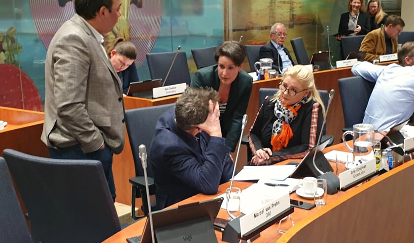 Miranda Mes (EVB) en Winnie Hofland proberen Marcel van Prehn (D66) en Arie Kooyman (GL) voor de motie te winnen. Tevergeefs.