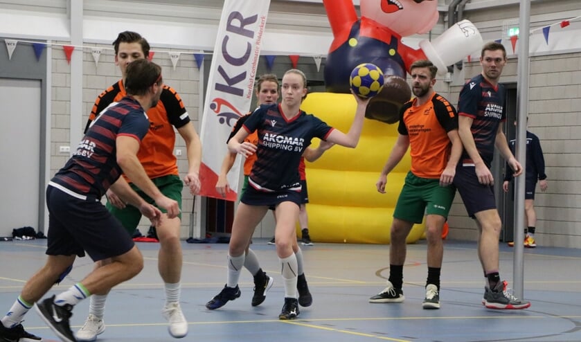 Een geconcentreerde Sabine Vlasblom gaat Van der Schelling aanspelen, Van Pelt staat klaar voor de rebound.