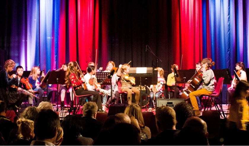Het strijkersensemble STRIJK! op het podium in de BaerneZaal tijdens Festival CultuurLocaal (foto Ruben Gouman)