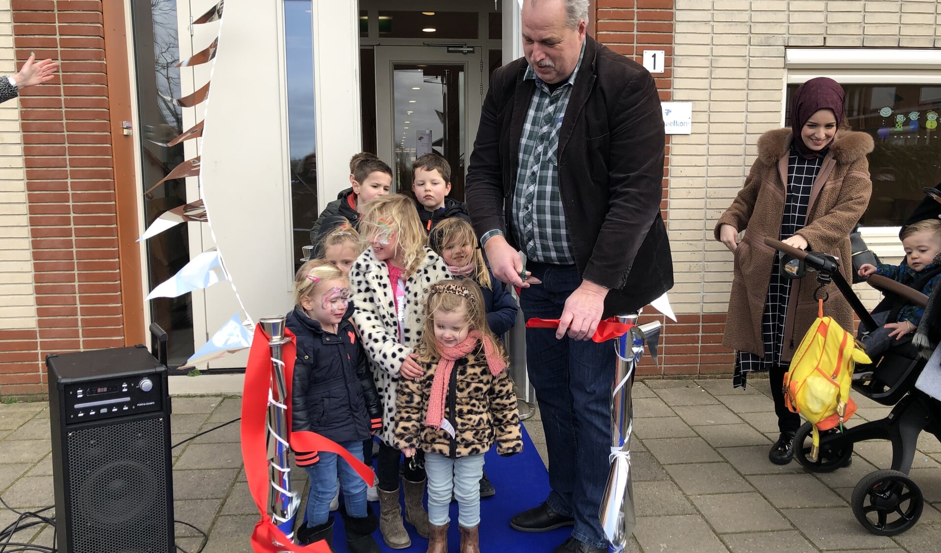 Alle kinderen mochten bij wethouder Martijn Heezen staan terwijl hij het lint doorknipte. 