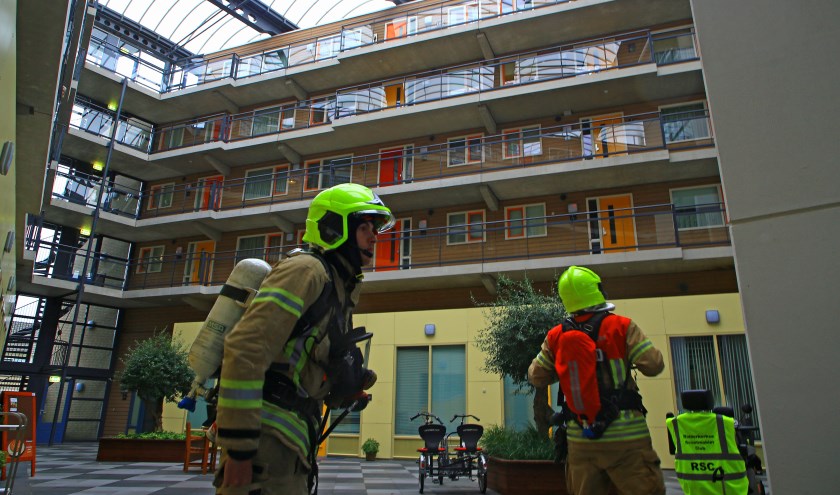 De brandweer controleert na een keukenbrandje aan de Boksdoornstraat (foto Dennis van Wingerden)