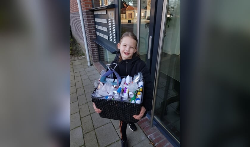 Dewi met haar werk voor de ouderen