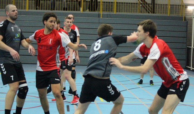 Fel gevecht om de bal (foto Ruud de Jong)