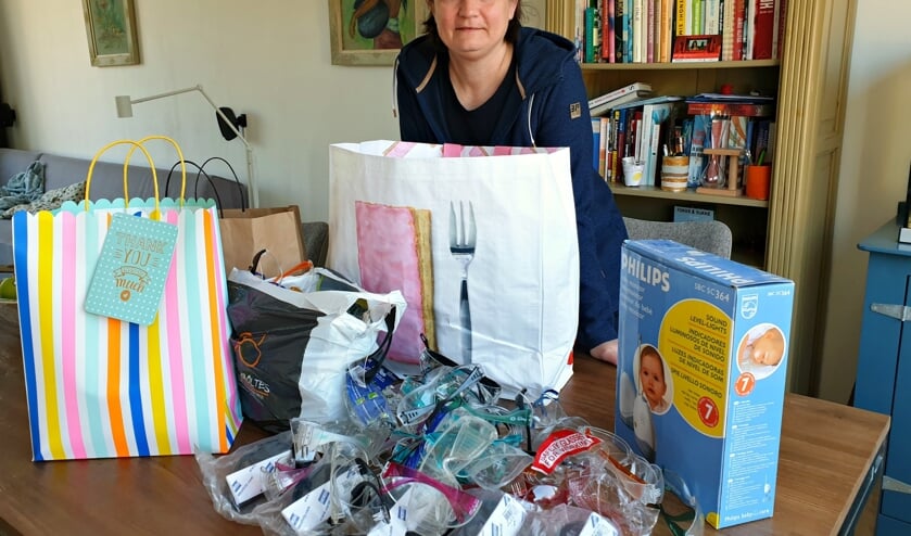 Mirjam Don ontvangt tassen vol veiligheidsbrillen.