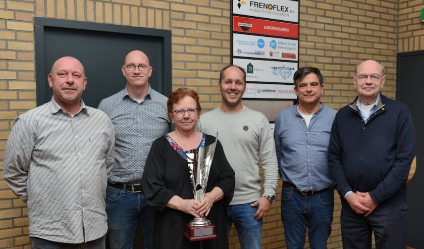 Op 4 maart jl. werd al geloot voor het Ridderkerk Toernooi: v.l.n.r.: Michel Legerstee (sv Bolnes), Ramon de Borst (vv Rijsoord), Lydia van Loon (vv Rijsoord), Casper Westerveld (Sport Service Ridderkerk), Rinus Hitzert (S.V. Slikkerveer) en Hennie van der Sluis (RVVH).