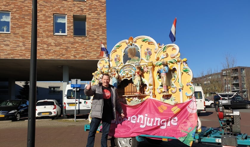 Peter Dekker met zijn draaiorgel.