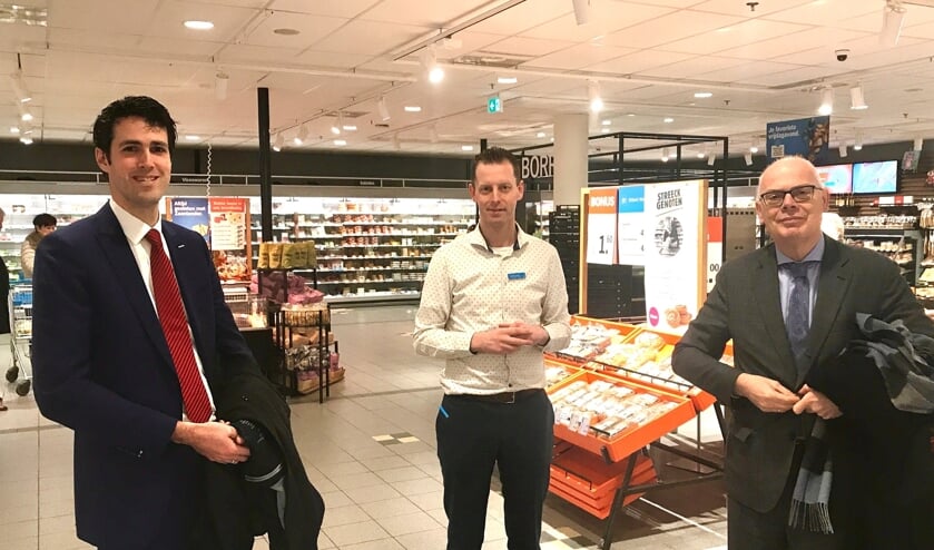 Wethouder Proos en burgemeester Van Belzen bij de vestiging van Albert Heijn in Carnisselanden.