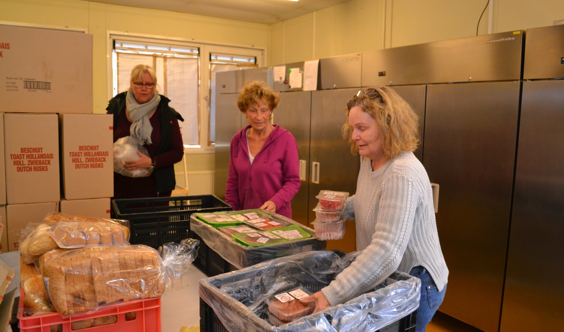 Medewerkers van de Voedselbank stellen pakketten samen voor de klanten.