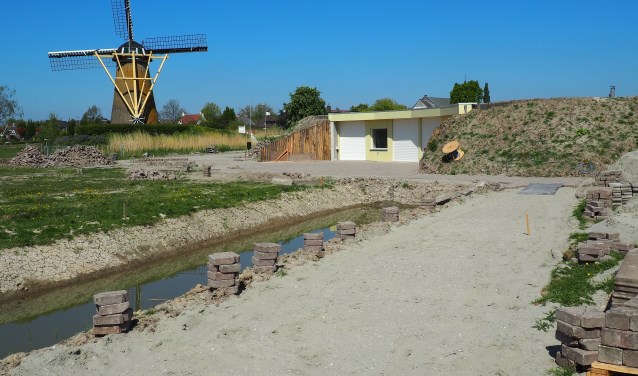Vrijwilligers werken nu aan de afronding van het Bezoekerscentrum Waalbos