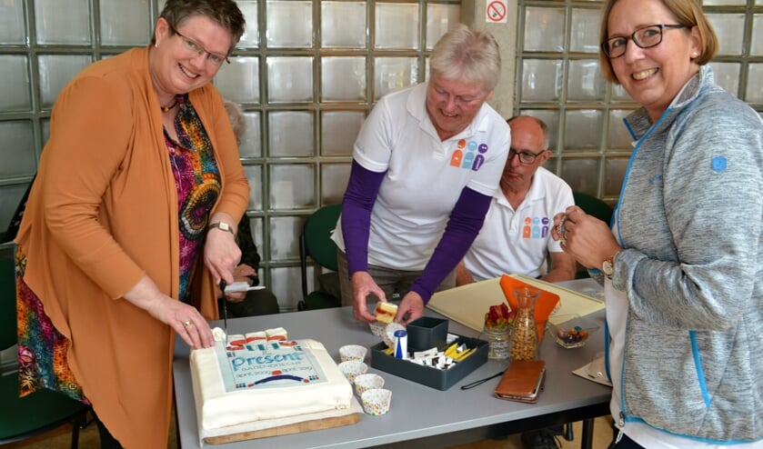 Vorig jaar vierde Pia van Dalen (links) haar 10-jarig dienstverband bij Present. Rechts voorzitter Petra Teunissen.