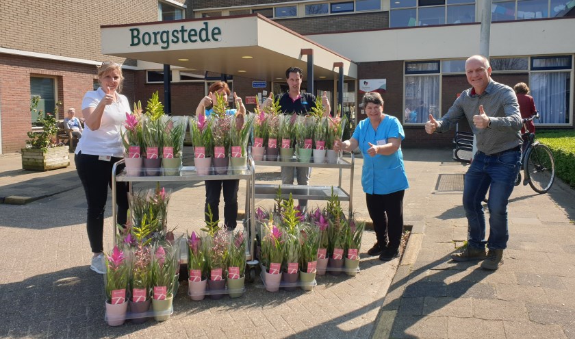 De overhandiging van de planten aan het personeel van Borgstede.