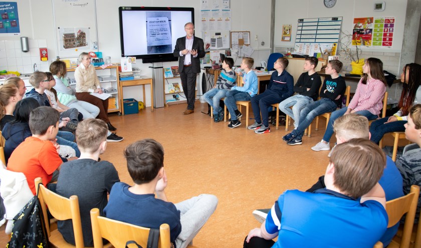 Wethouder Marco Goedknegt gaf vorig jaar een gastles bij De Parel.