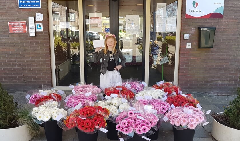 Mila met haar bloemen voor de ingang van Borgstede.