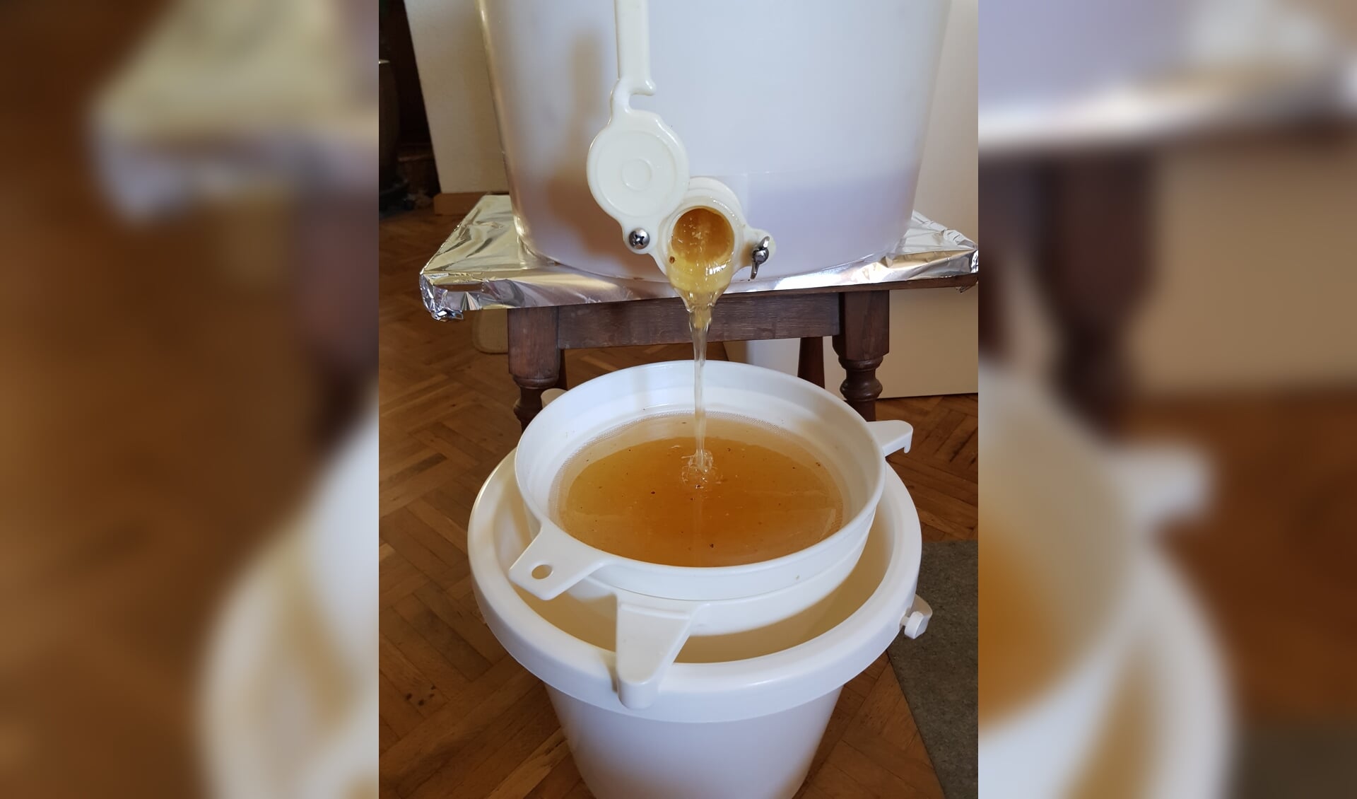 De nieuwe bijenkast maakt het mogelijk om honing af te tappen.
