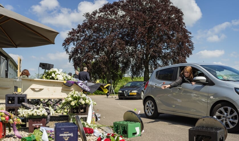 Dartpijlen als laatste groet (foto Tim van Steijn)