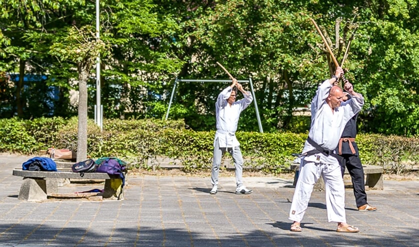 De leerlingen oefenen de Japanse zwaardslagen op een manier die coronaproof is. (foto Har van Tol)