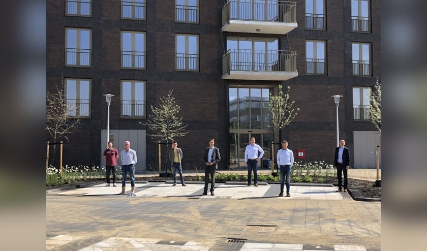 De oplevering werd conform de RIVM richtlijnen gevierd