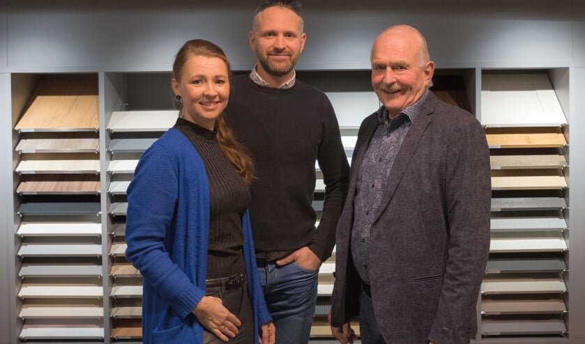 Carola, René en Meeuwis Verveer in de showroom.