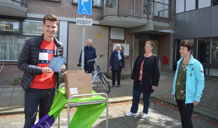 Yari Velders overhandigde de tablets aan Karin de Rooij en Franny de Wit