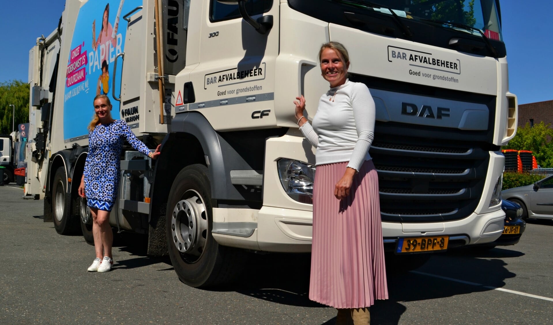 Afvalcoaches Jolanda Teekens en Christa Schutte bij één van de voertuigen van BAR Afvalbeheer.