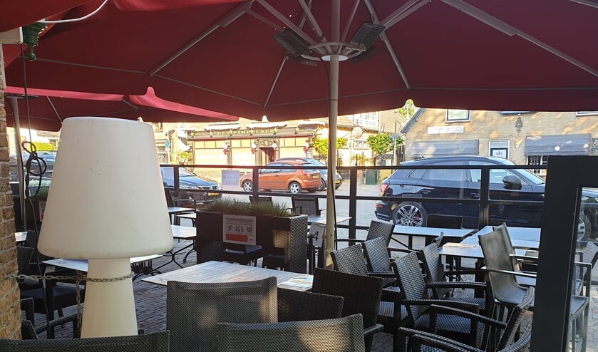 De terrassen op het Doormanplein zijn nu nog leeg.