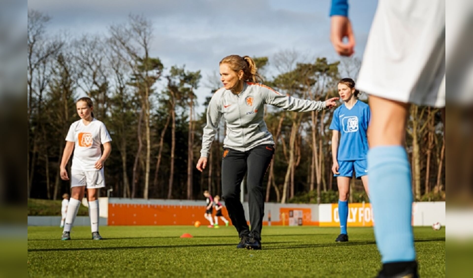 Sarina Wiegman: ‘Het meiden- en vrouwenvoetbal heeft de afgelopen paar jaar al enorme stappen gemaakt’.