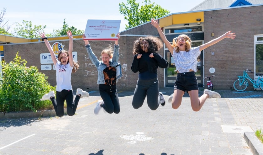 Isabelle, Demi, Maud en Milena krijgen de finaleticket overhandigd!