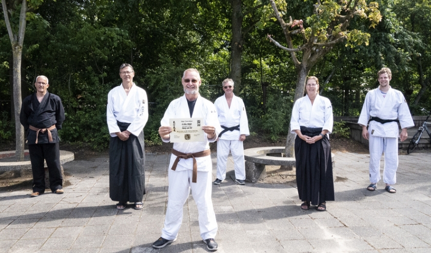Harry van Tol toont trots zijn zojuist behaalde aikidodiploma (foto Jaap Dogger)